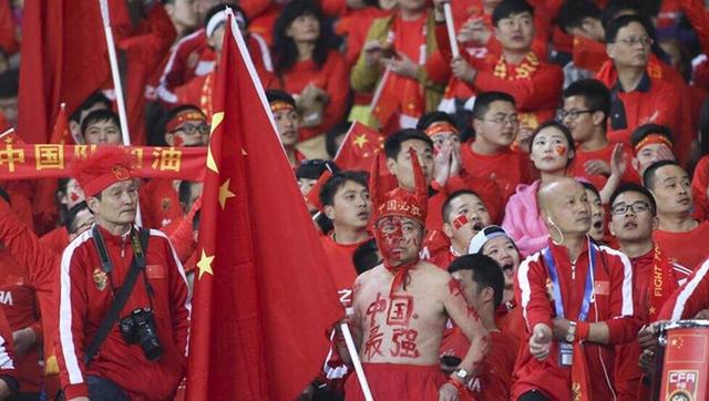 影片改编自闻名漫画年夜师弗兰克•米勒的经典同名漫画，由三个故事构成，都产生在虚拟的罪行之城，这里，差人和大盗已无别离，暴力摧毁一切，也庇护一切。                                      故事一：罪城                                      面貌丑恶，脾性火爆的马福（米基•